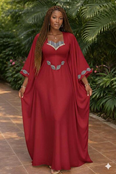 Robe longue rouge avec détails en broderie