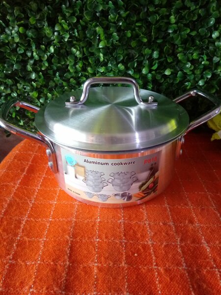 Casserole en aluminium avec couvercle