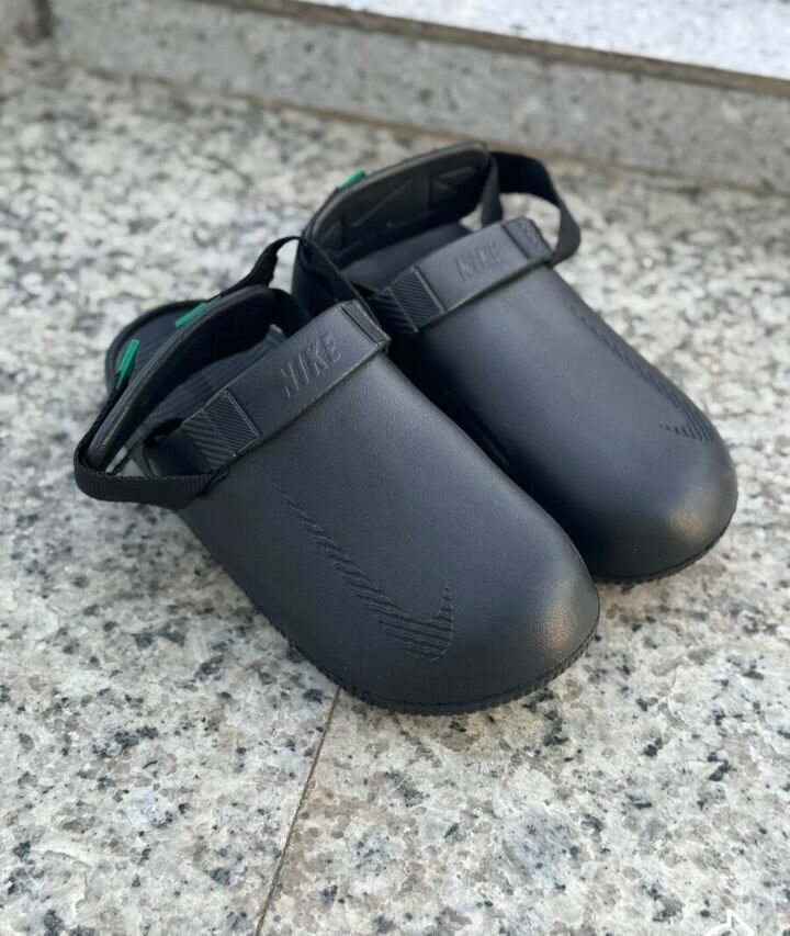 Chaussures Nike noires pour l'eau