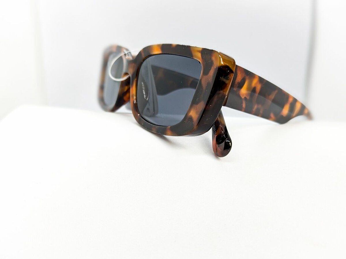 Floryn Holiday Sunglasses - Avon