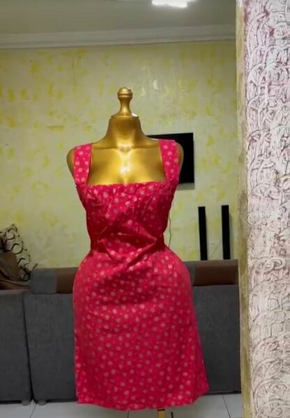 Robe rouge imprimée élégante