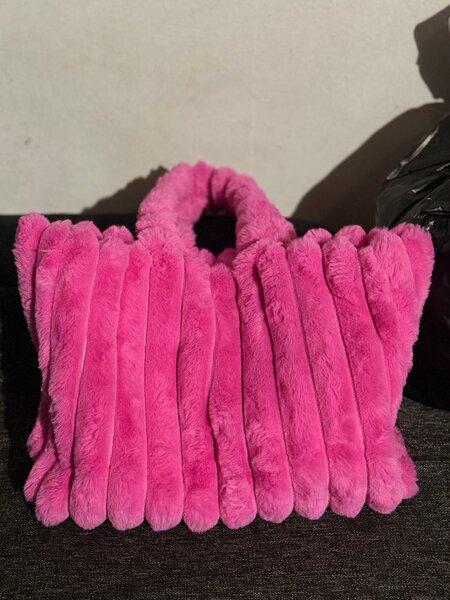 Sac à main rose en fausse fourrure