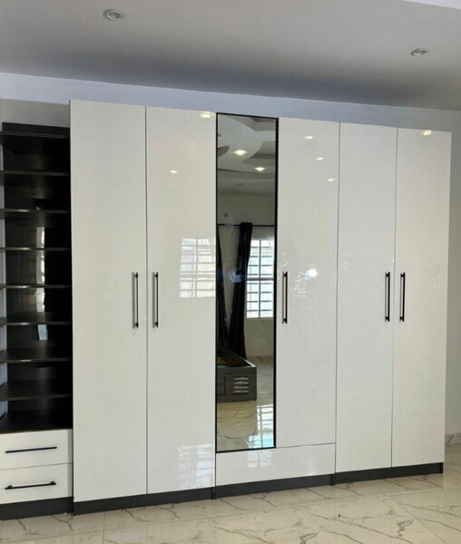 Armoire moderne avec miroir