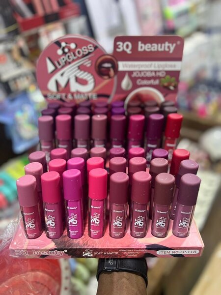 Paquet de rouge à lèvre matte.