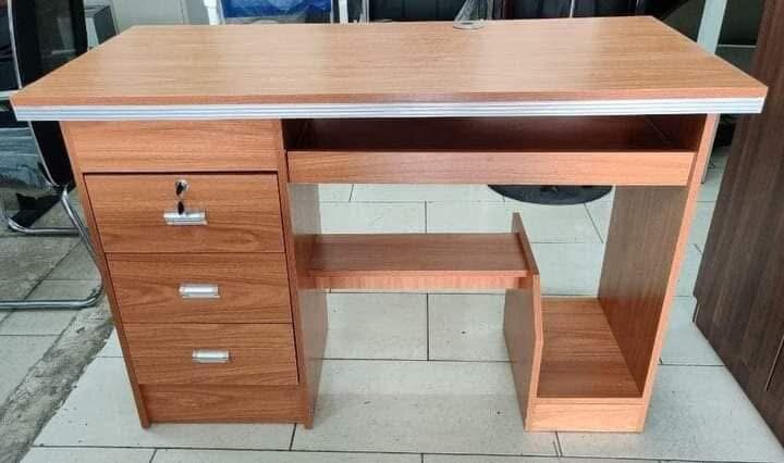 Bureau en bois avec tiroirs