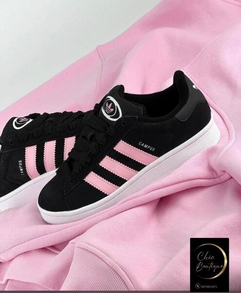 Baskets noires et roses stylées