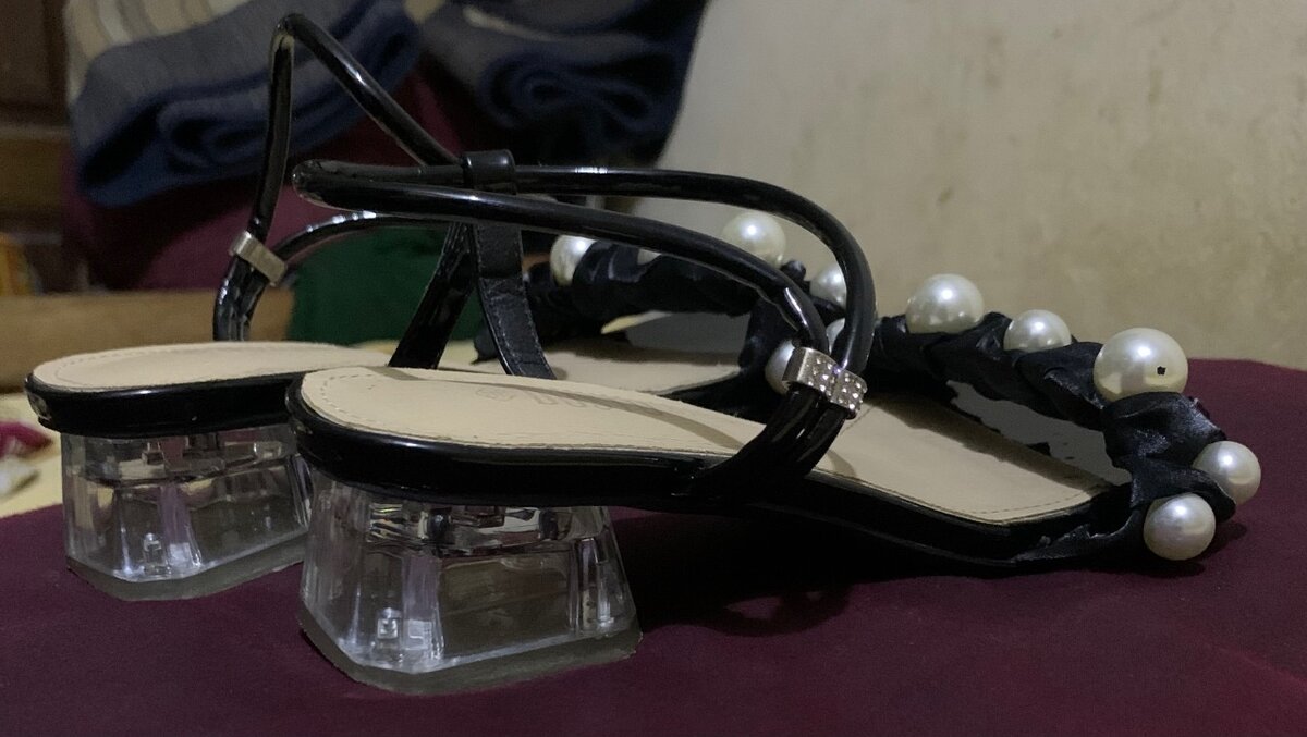 Sandales noires à perles élégantes