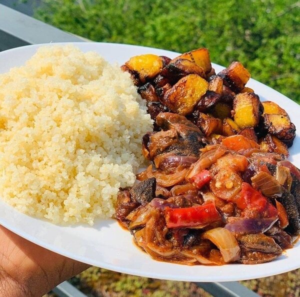 Assiette de Plantains et Ragoût