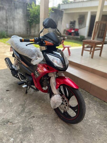 Moto rouge Yamaha pour la vente
