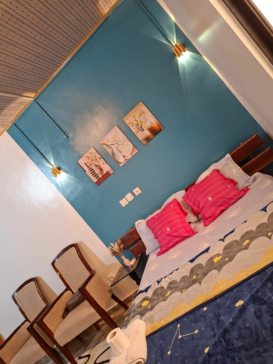 Chambre moderne avec literie confortable