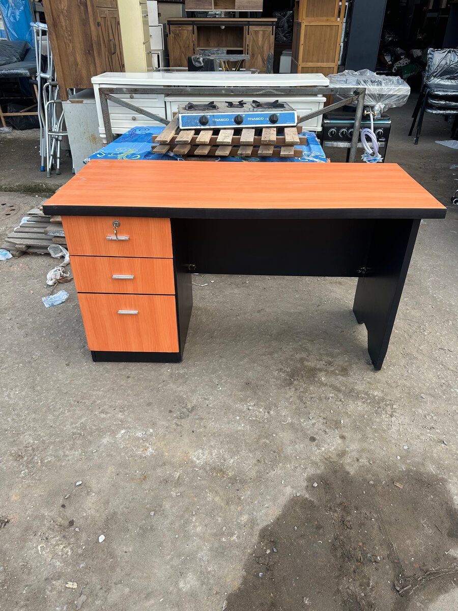 Bureau en bois avec tiroirs