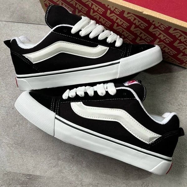 Chaussures Vans Old Skool noir et blanc
