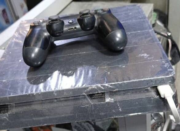 PlayStation 4 slim craquée