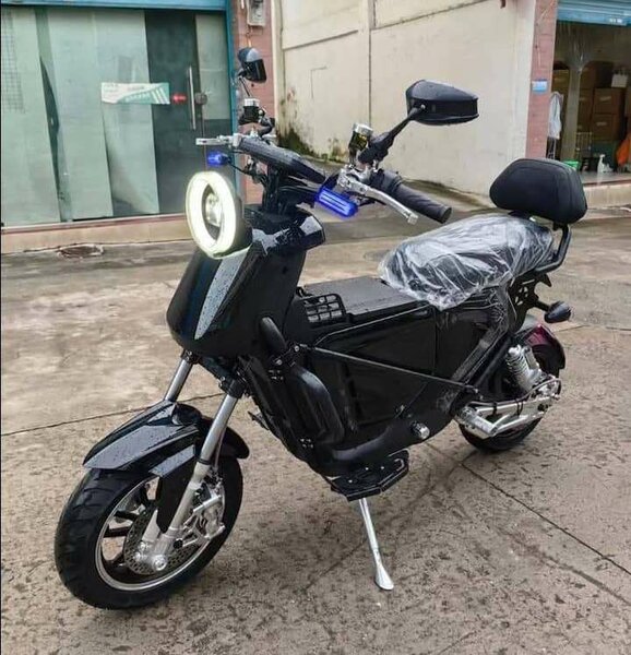 Moto électrique pliante noire