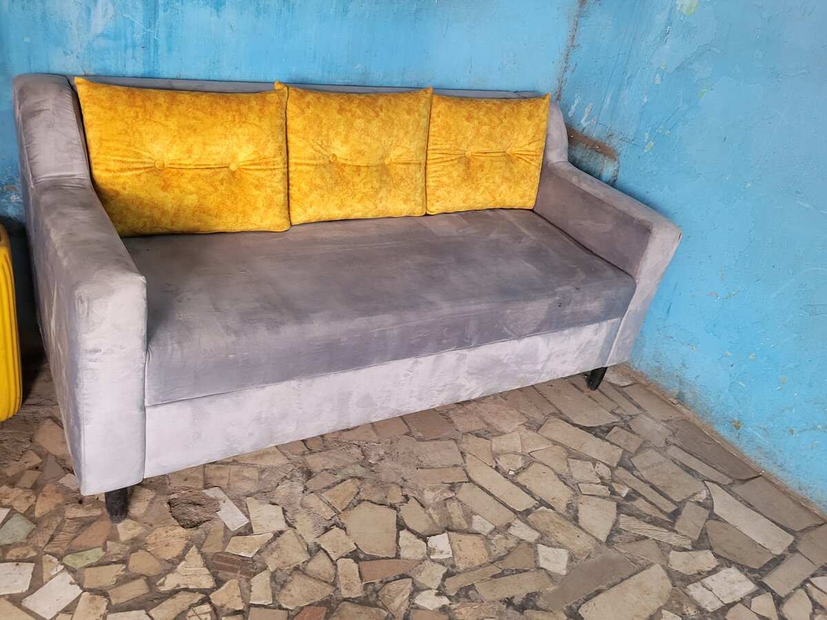 Canapé moderne gris et jaune