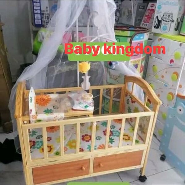 Lit en bois avec moustiquaire et matelas e