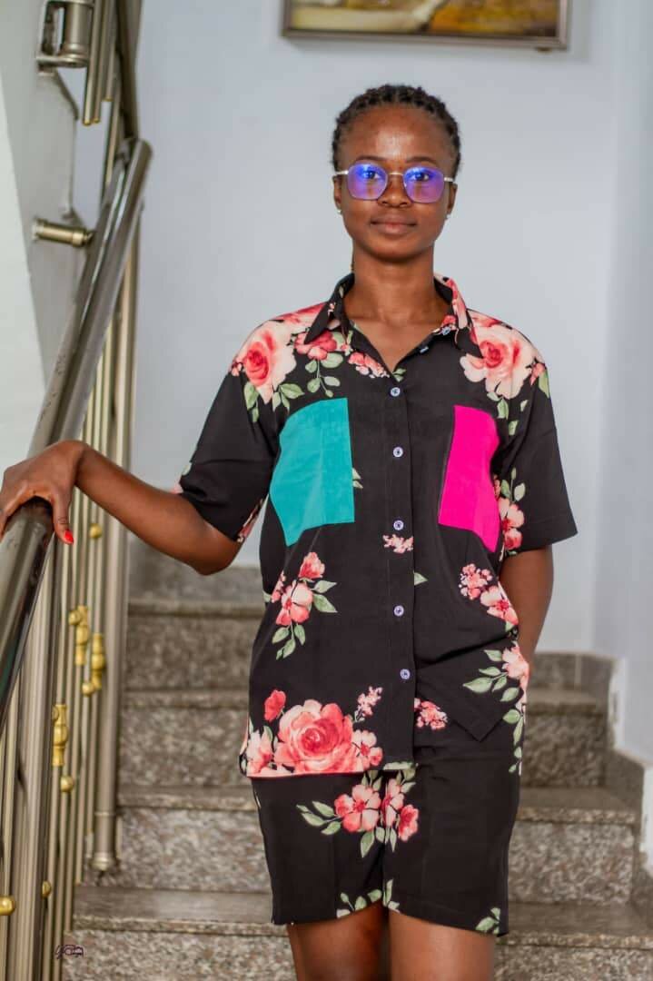 Chemisier fleuri à motifs colorés