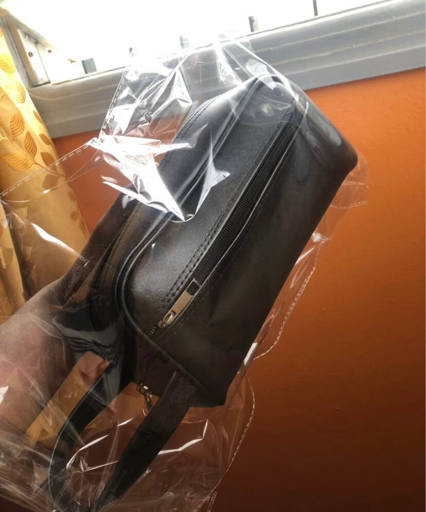 Sac à main en cuir noir pour homme