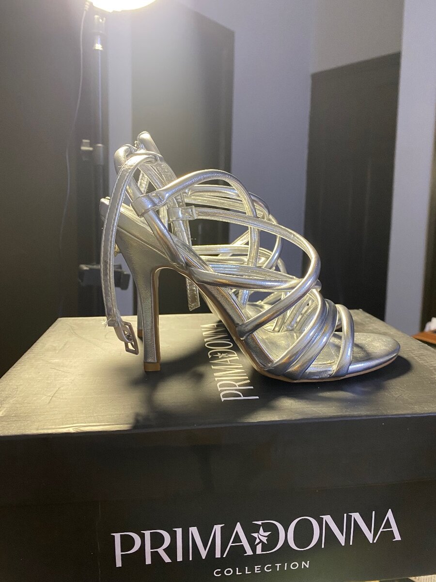 Sandales à talons argentés élégants