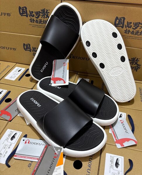 Claquettes confortables noires