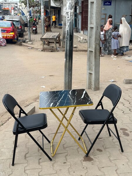 Table pliante moderne et chaises