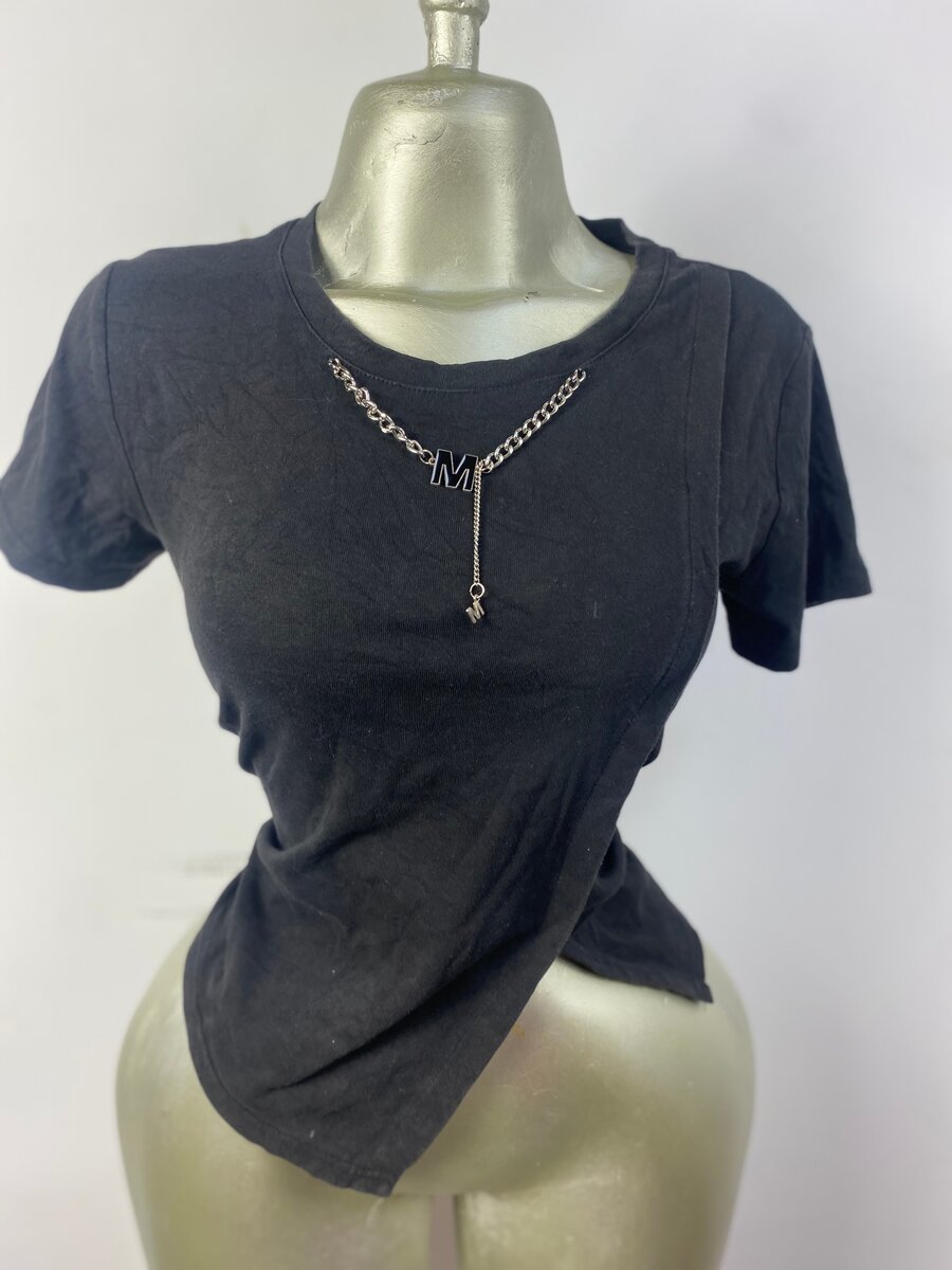 T-shirt noir avec collier