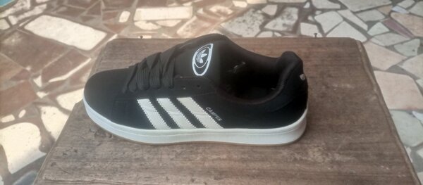 Chaussures Adidas noires et blanches