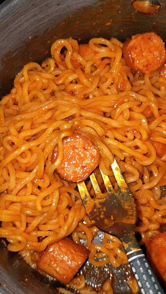 Nouilles épicées au saucisse