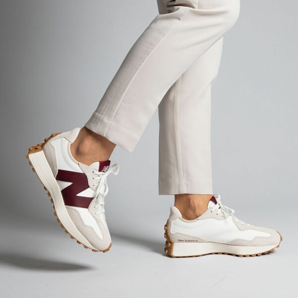 Sneakers tendance blanches et bordeaux
