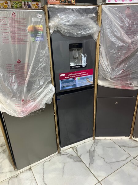 Réfrigérateur avec distributeur d'eau froide