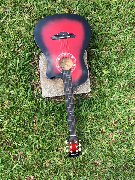Guitare acoustique rouge