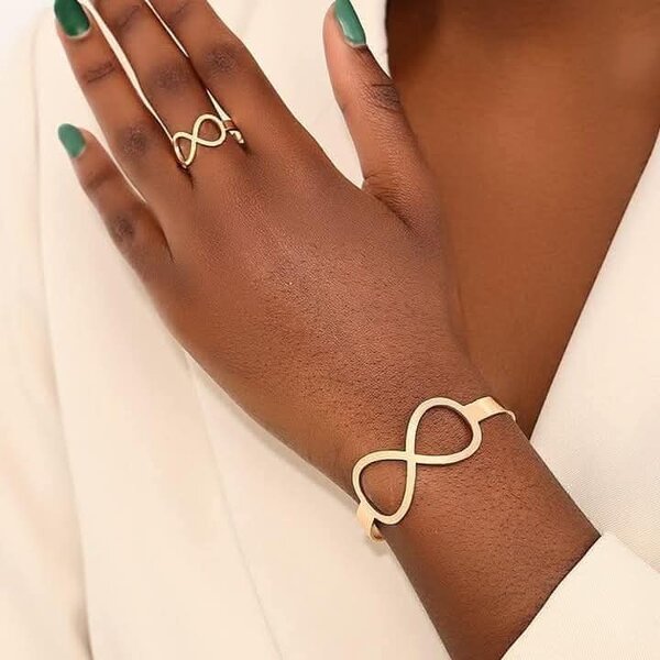 Bracelet et bague dorés élégants