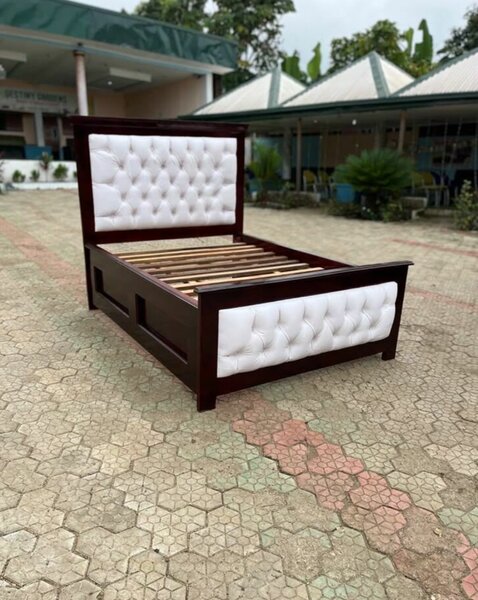 Lit double en bois avec tête de lit capitonnée