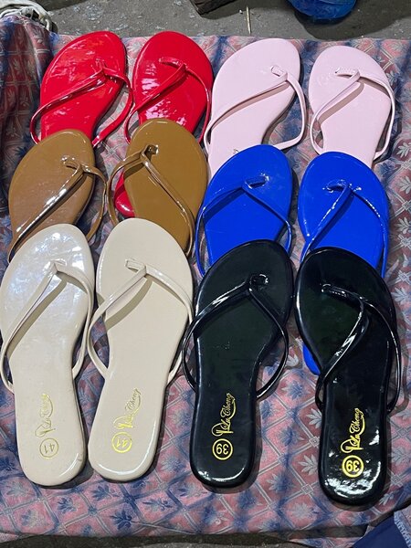 Tongs colorées pour l'été