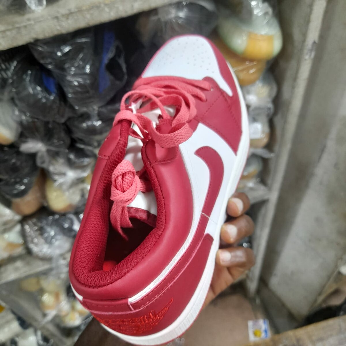 Sneakers rouges et blancs élégants