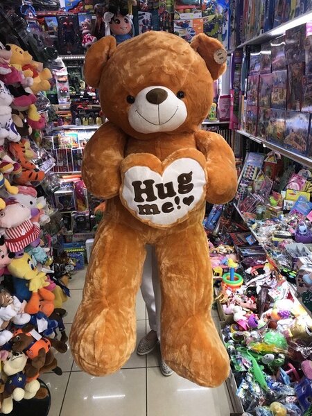 Gros ours en peluche marron avec un cœur 'Hug me!'