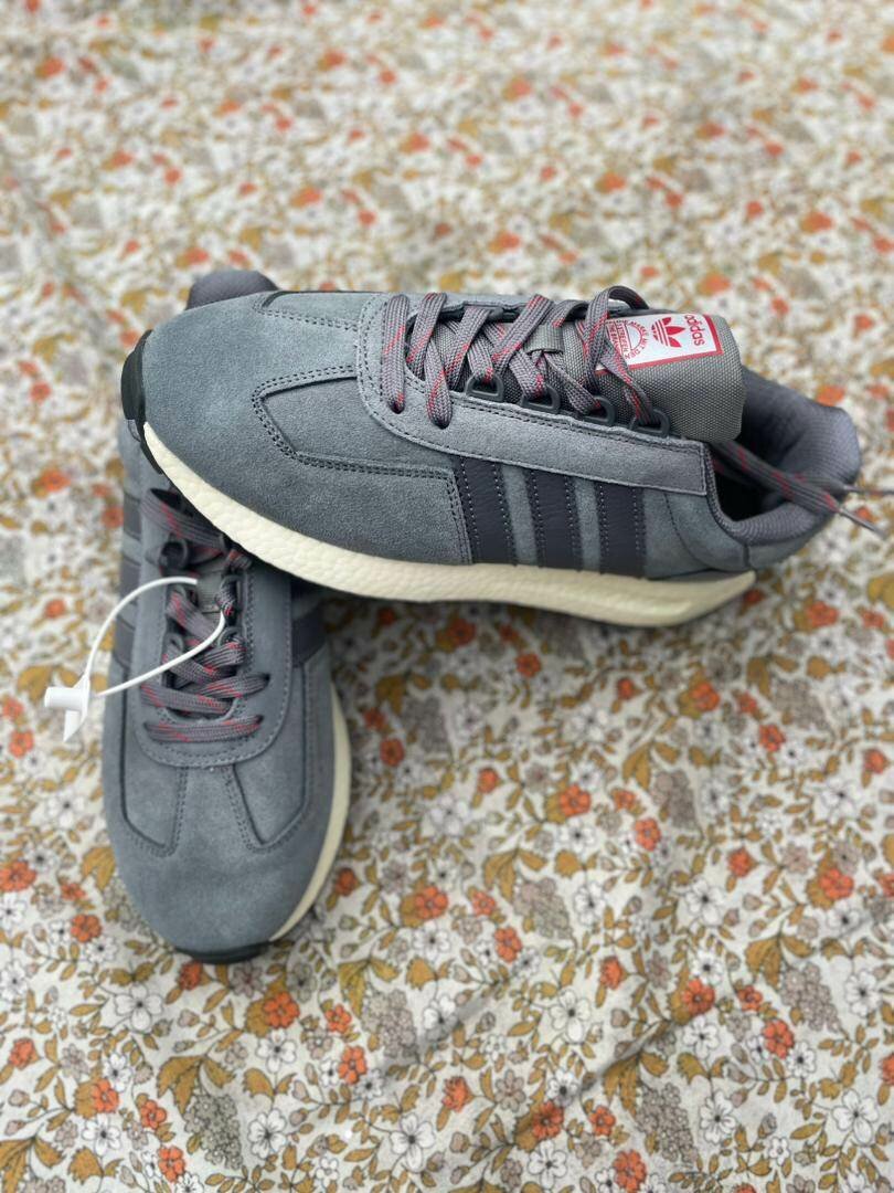 Baskets Adidas rétro élégantes