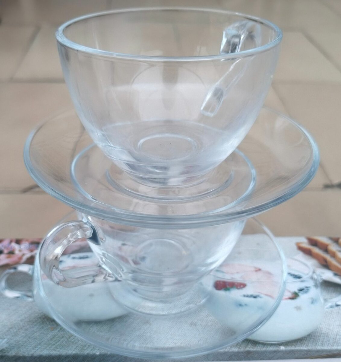 Tasse à café en verre avec soucoupe