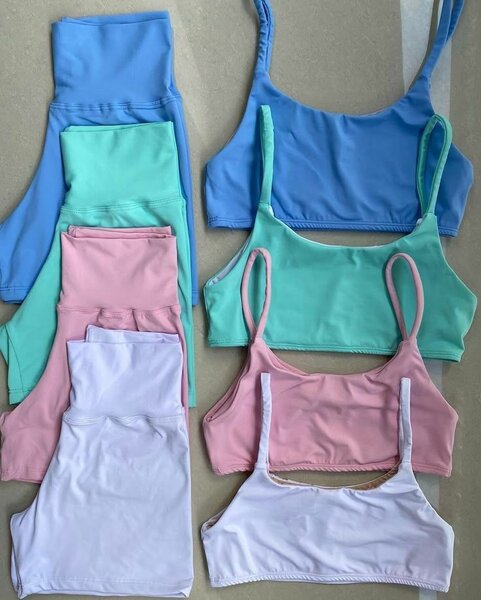 Ensemble de sport coloré femme