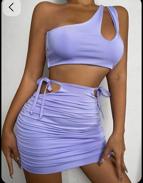 Robe moulante à découpe asymétrique