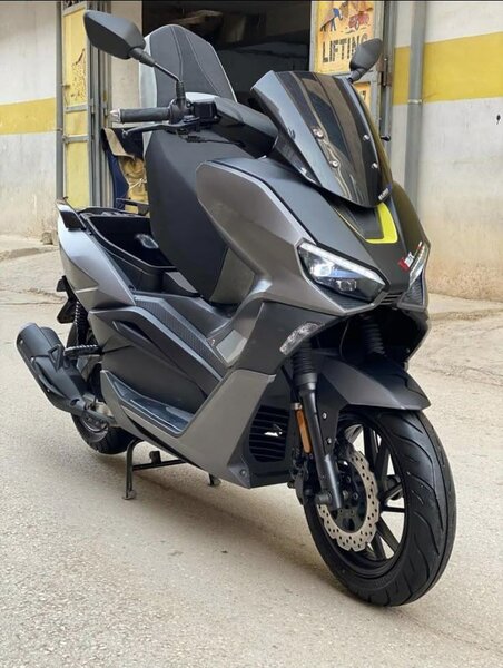 Scooter Yamaha noir mat
