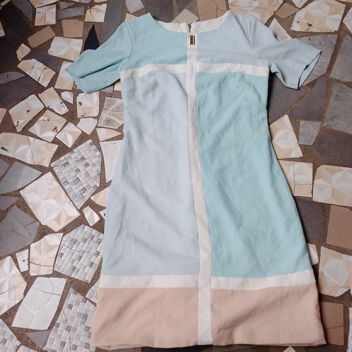 Robe rouge à pois élégante