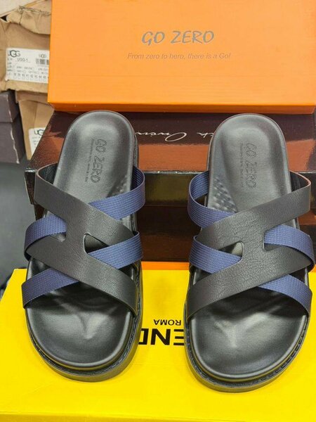 Sandales plates en cuir noir pour homme