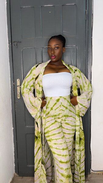 Tenue élégante colorée femme