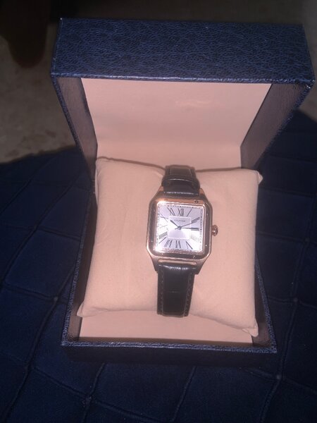 Montre élégante en cuir noir