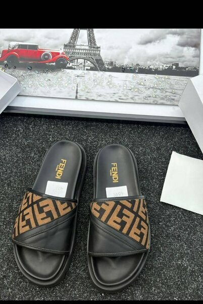 Claquettes Fendi noires et marron