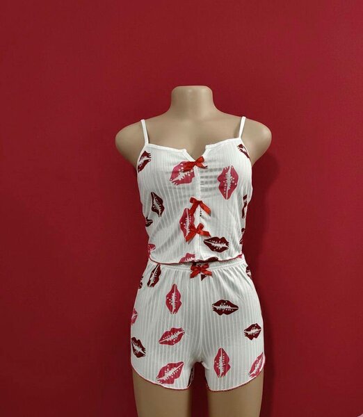 Combinaison courte femme motif lèvres rouges