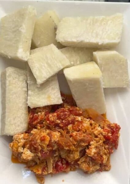 Plat d'igname et oeuf