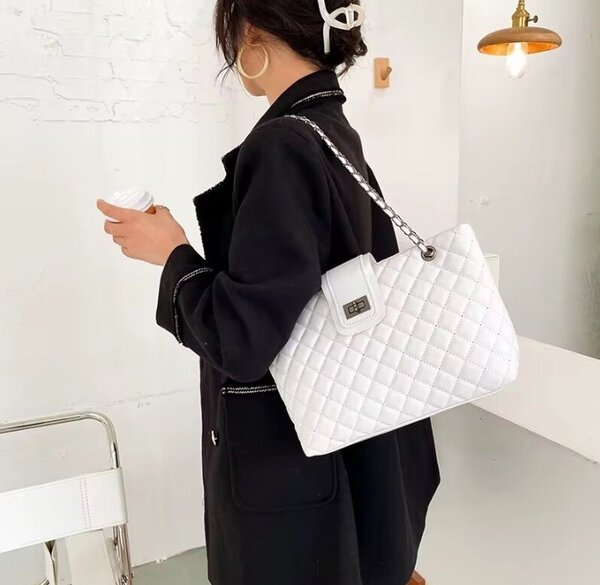 Sac à main blanc matelassé