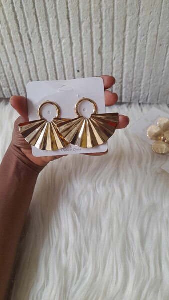 Boucles d'oreilles dorées élégantes